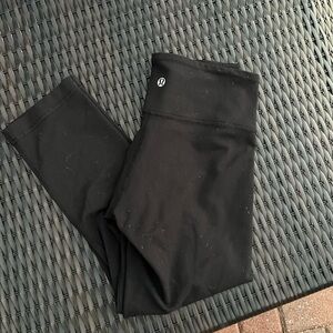 lululemon athletica Women’s cropped Black Leggings Size 4
